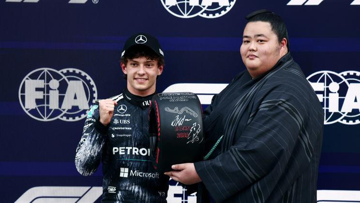 Andrea Kimi Antonelli se sumo zápasníkem Ozekim Kotozakurou o vítězné kvalifikaci v Japonsku