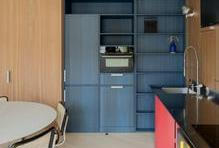 Tento stav nakonec vedl k jasné koncepci: byt otevřít a vytvořit plynulý, světlem prostoupený celek, přičemž klíčovým momentem se stalo začlenění dříve tmavé chodby do hlavního obytného prostoru. Právě tím se dispozice zásadně proměnila.