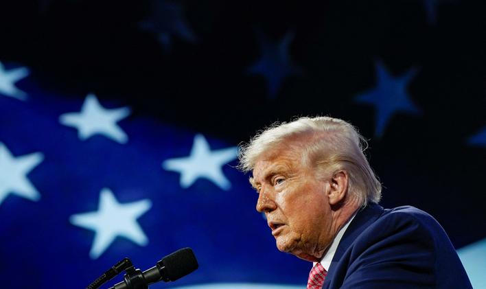 "Proč bychom tu pro ně byli, když oni tu pro nás nejsou? Oni tam pro nás nebyli,“ řekl Trump v noci na sobotu na investičním fóru v Miami, kde si stěžoval na odmítnutí evropských spojenců z NATO poskytnout USA materiální podporu během nynější války proti Íránu.