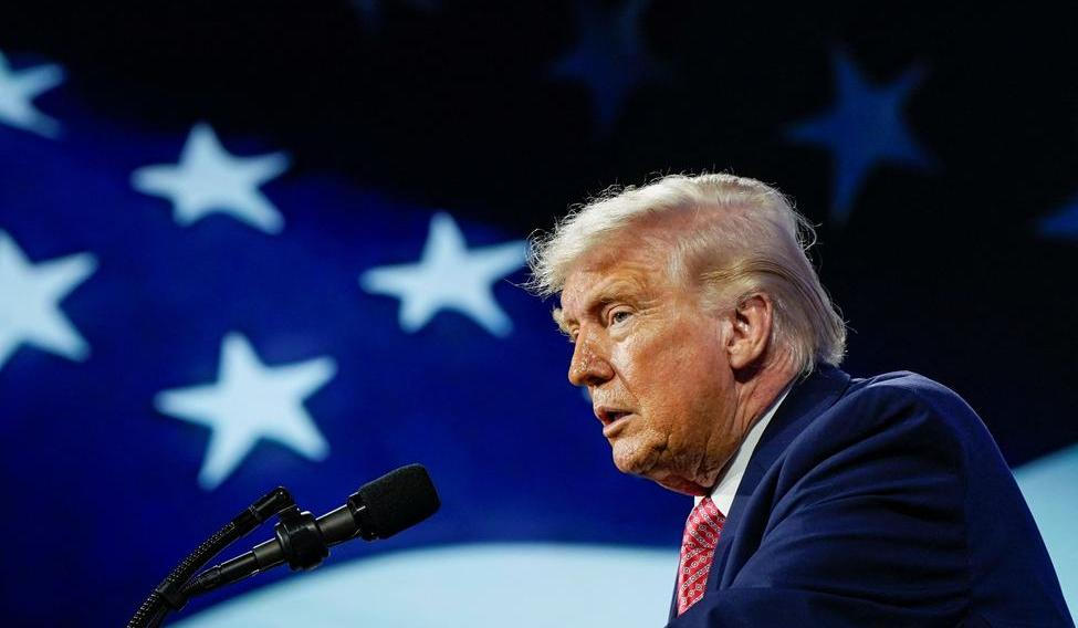 "Proč bychom tu pro ně byli, když oni tu pro nás nejsou? Oni tam pro nás nebyli,“ řekl Trump v noci na sobotu na investičním fóru v Miami, kde si stěžoval na odmítnutí evropských spojenců z NATO poskytnout USA materiální podporu během nynější války proti Íránu.