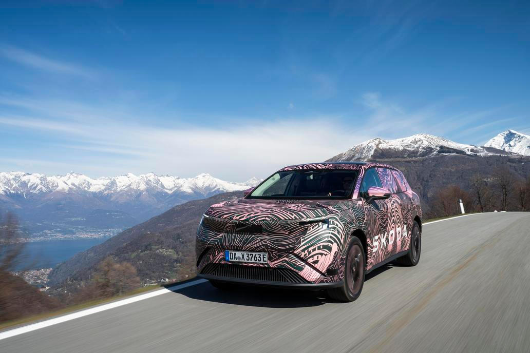Škoda novinářům poprvé ukázala zamaskovaný prototyp velkého elektrického SUV Peaq.