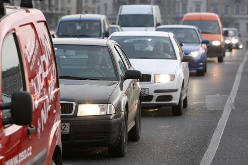 Dálnice D8 u Prahy stojí kvůli překládání nákladu z havarovaného kamionu