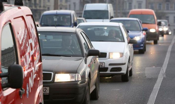 Ranní zácpa na Jiráskově mostě