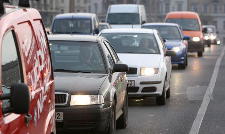 Ranní zácpa na Jiráskově mostě