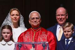 V proslovu proneseném francouzsky z balkonu knížecího paláce papež Lev XIV. mluvil mimo jiné o tom, že bohatství by mělo sloužit právu a spravedlnosti, a to zvláště v době dnešních konfliktů. Na balkoně s ním byla celá knížecí rodina: monacký princ Albert II. s kněžnou Charlene a princeznou Gabriellou a princem Jacquesem; sobota 28. března 2028.