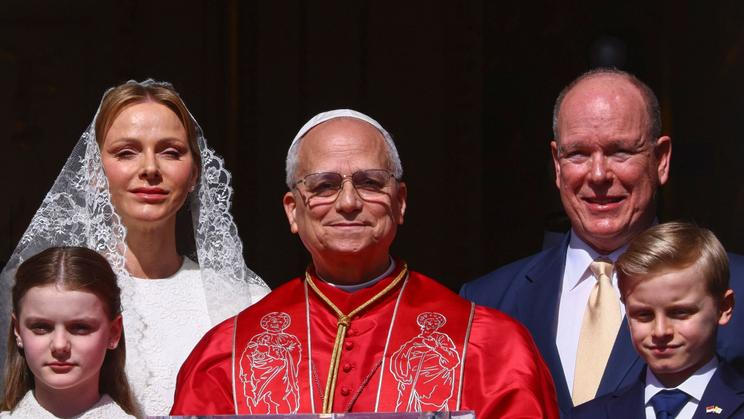 V proslovu proneseném francouzsky z balkonu knížecího paláce papež Lev XIV. mluvil mimo jiné o tom, že bohatství by mělo sloužit právu a spravedlnosti, a to zvláště v době dnešních konfliktů. Na balkoně s ním byla celá knížecí rodina: monacký princ Albert II. s kněžnou Charlene a princeznou Gabriellou a princem Jacquesem; sobota 28. března 2028.