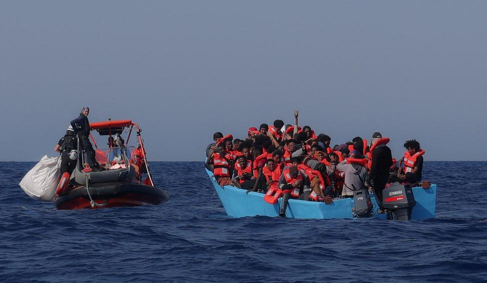 Ilustrační snímek německých záchranářů z neziskovky Sea Watch, kteří nedaleko libyjských břehů potkali loď plnou uprchlíků mířících do Evropy, je z léta roku 2025.