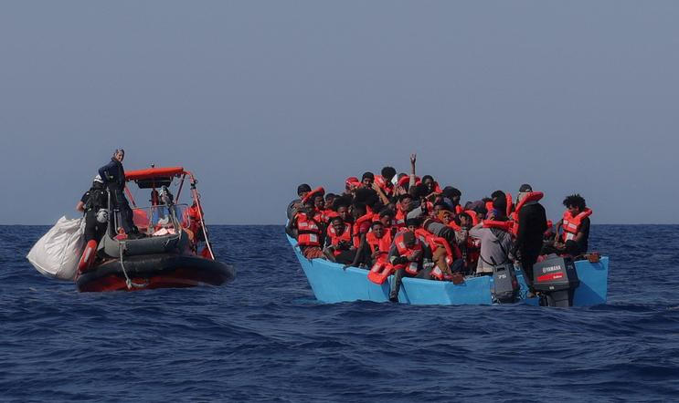 Ilustrační snímek německých záchranářů z neziskovky Sea Watch, kteří nedaleko libyjských břehů potkali loď plnou uprchlíků mířících do Evropy, je z léta roku 2025.