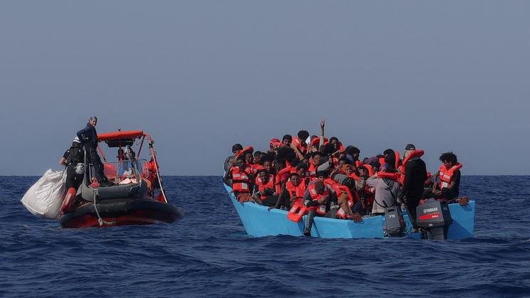 Ilustrační snímek německých záchranářů z neziskovky Sea Watch, kteří nedaleko libyjských břehů potkali loď plnou uprchlíků mířících do Evropy, je z léta roku 2025.