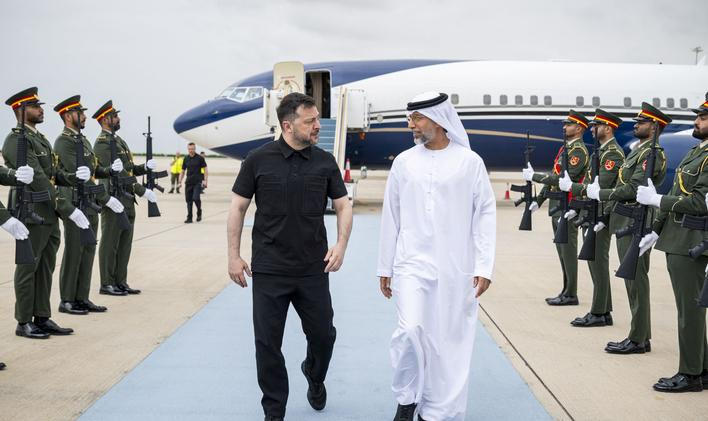 Ukrajinského prezidenta Volodymyra Zelenského přivítal po příletu do Spojených arabských emirátů ministr energetiky Suhail bin Mohamed Al Mazrouei; sobota 28. března 2026.