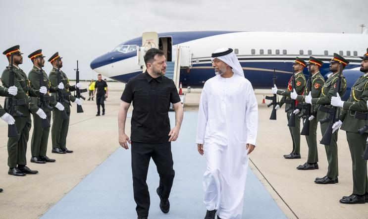 Ukrajinského prezidenta Volodymyra Zelenského přivítal po příletu do Spojených arabských emirátů ministr energetiky Suhail bin Mohamed Al Mazrouei; sobota 28. března 2026.