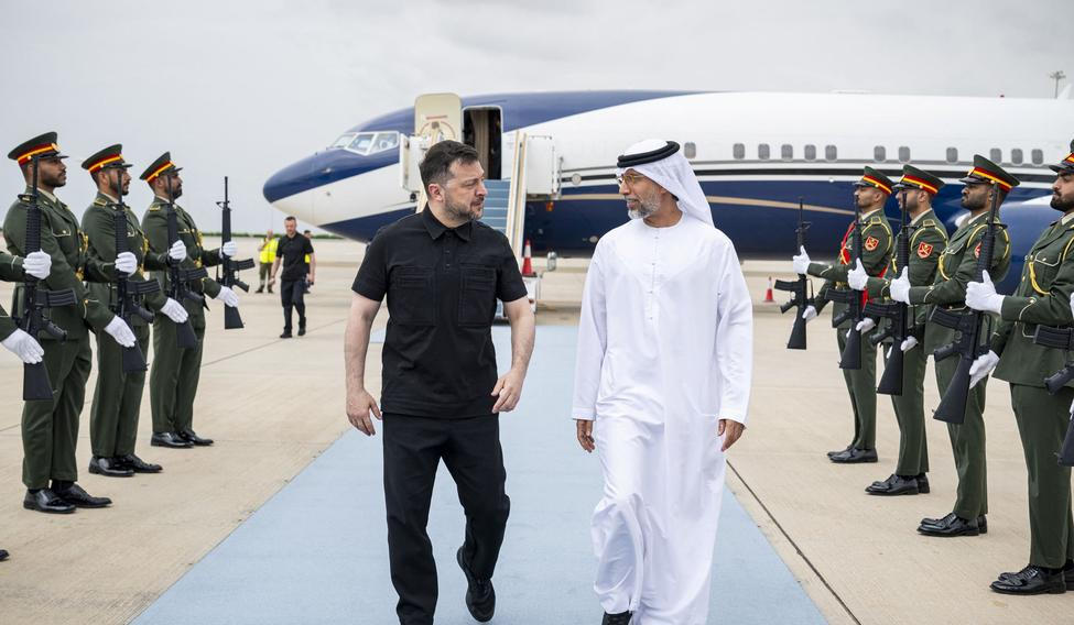 Ukrajinského prezidenta Volodymyra Zelenského přivítal po příletu do Spojených arabských emirátů ministr energetiky Suhail bin Mohamed Al Mazrouei; sobota 28. března 2026.