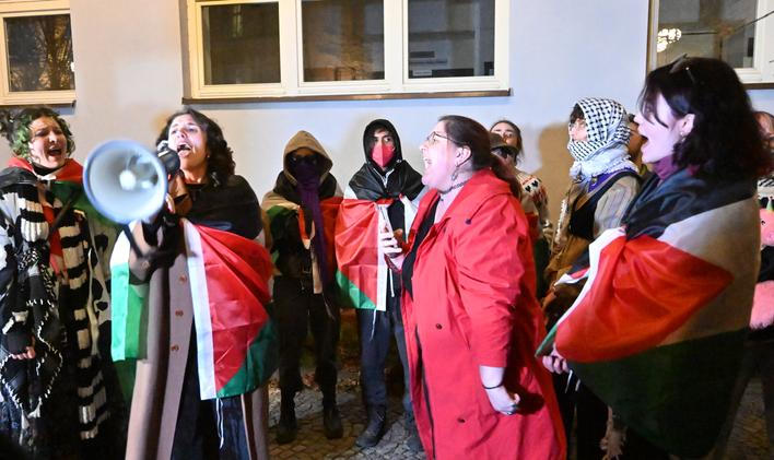 Několik podporovatelů Palestiny přišlo v úterý k Okresnímu soudu v Pardubicích, který rozhodoval o vazbě pro obviněné z teroristického útoku a účasti na teroristické skupině v souvislosti s úmyslným zapálením haly zbrojovky LPP Holding; 24. března 2026, Pardubice.