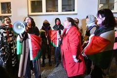 Několik podporovatelů Palestiny přišlo v úterý k Okresnímu soudu v Pardubicích, který rozhodoval o vazbě pro obviněné z teroristického útoku a účasti na teroristické skupině v souvislosti s úmyslným zapálením haly zbrojovky LPP Holding; 24. března 2026, Pardubice.