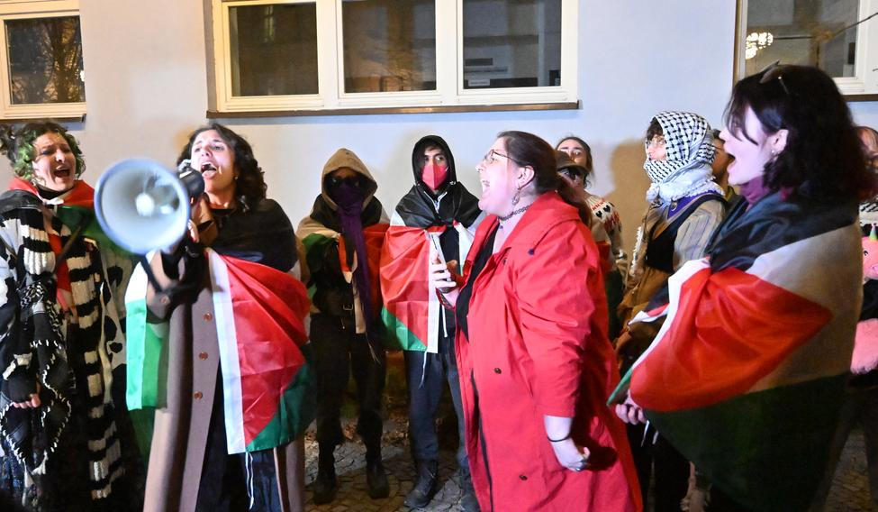 Několik podporovatelů Palestiny přišlo v úterý k Okresnímu soudu v Pardubicích, který rozhodoval o vazbě pro obviněné z teroristického útoku a účasti na teroristické skupině v souvislosti s úmyslným zapálením haly zbrojovky LPP Holding; 24. března 2026, Pardubice.