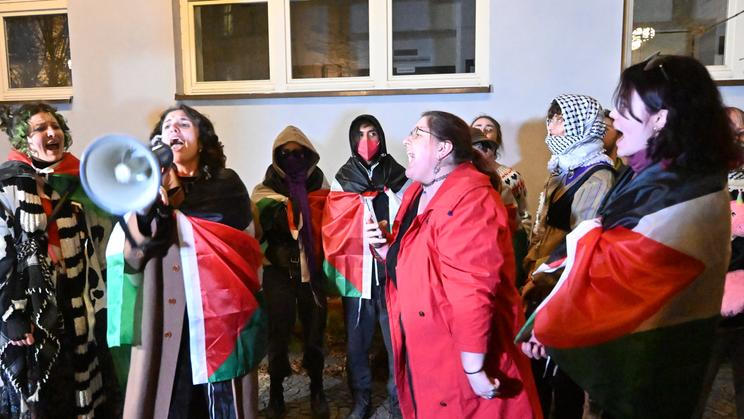 Několik podporovatelů Palestiny přišlo v úterý k Okresnímu soudu v Pardubicích, který rozhodoval o vazbě pro obviněné z teroristického útoku a účasti na teroristické skupině v souvislosti s úmyslným zapálením haly zbrojovky LPP Holding; 24. března 2026, Pardubice.