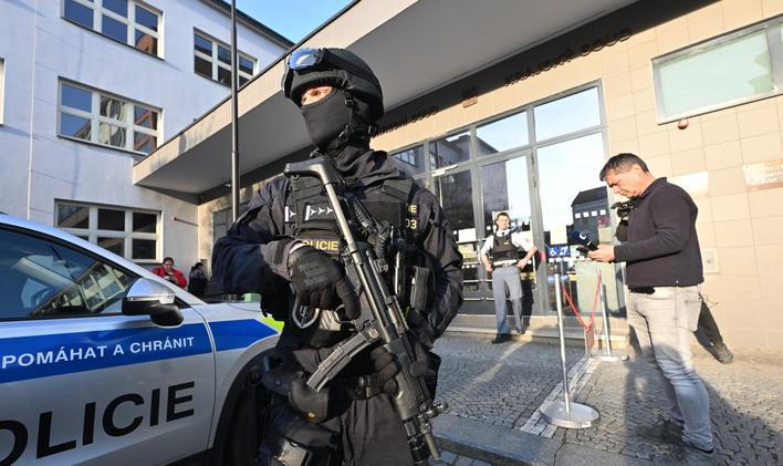 Sobotní jednání soudu o vazbě bylo naplánováno na 15 hodin. Auto s obviněnou osobou vjelo do areálu soudu krátce před jednáním, na místě byl pouze hlouček novinářů. Snímek je ilustrační.