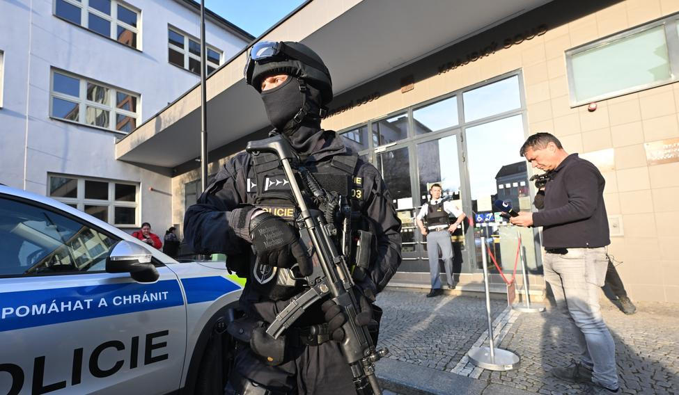 Sobotní jednání soudu o vazbě bylo naplánováno na 15 hodin. Auto s obviněnou osobou vjelo do areálu soudu krátce před jednáním, na místě byl pouze hlouček novinářů. Snímek je ilustrační.