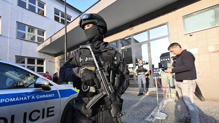 Sobotní jednání soudu o vazbě bylo naplánováno na 15 hodin. Auto s obviněnou osobou vjelo do areálu soudu krátce před jednáním, na místě byl pouze hlouček novinářů. Snímek je ilustrační.