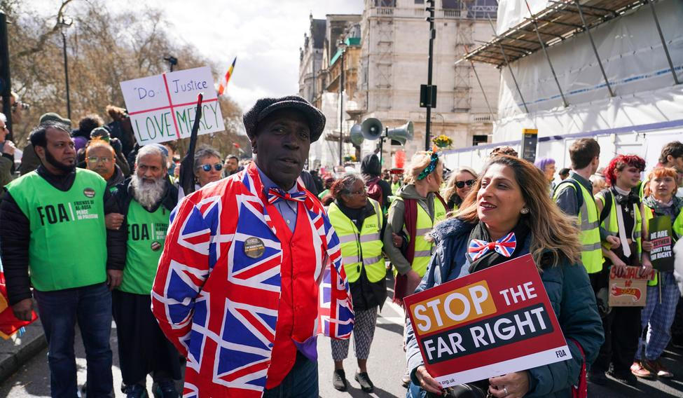 Londýnská policie uvedla, že přesný počet účastníků sobotního protestu proti krajní pravici je těžké určit, ale podle odhadů na akci přišlo zhruba 50 tisíc lidí; 28. března 2026. 