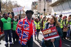 Londýnská policie uvedla, že přesný počet účastníků sobotního protestu proti krajní pravici je těžké určit, ale podle odhadů na akci přišlo zhruba 50 tisíc lidí; 28. března 2026. 
