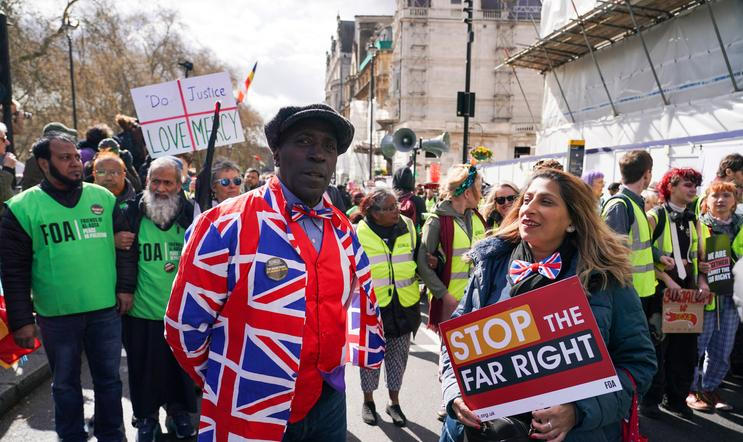 Londýnská policie uvedla, že přesný počet účastníků sobotního protestu proti krajní pravici je těžké určit, ale podle odhadů na akci přišlo zhruba 50 tisíc lidí; 28. března 2026. 