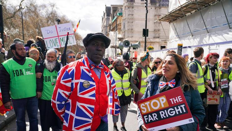 Londýnská policie uvedla, že přesný počet účastníků sobotního protestu proti krajní pravici je těžké určit, ale podle odhadů na akci přišlo zhruba 50 tisíc lidí; 28. března 2026.
