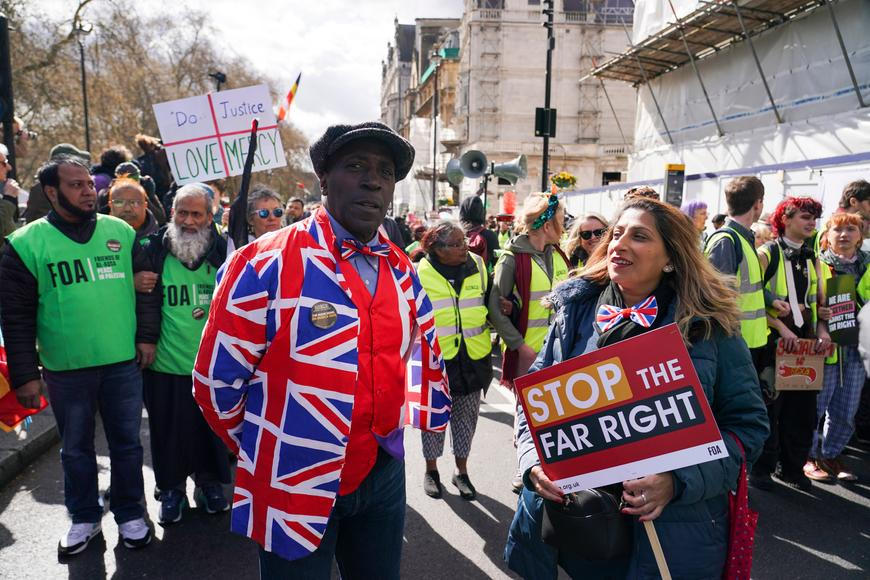 Desítky tisíc lidí v Londýně protestovaly proti pravicovému extremismu