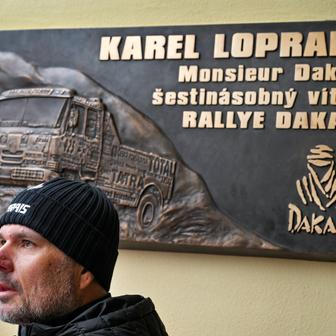 Odhalení pamětní desky automobilového závodníka Karla Lopraise, 28. března 2026, náměstí Míru, Frenštát pod Radhoštěm.  Na snímku je Aleš Loprais u pamětní desky.