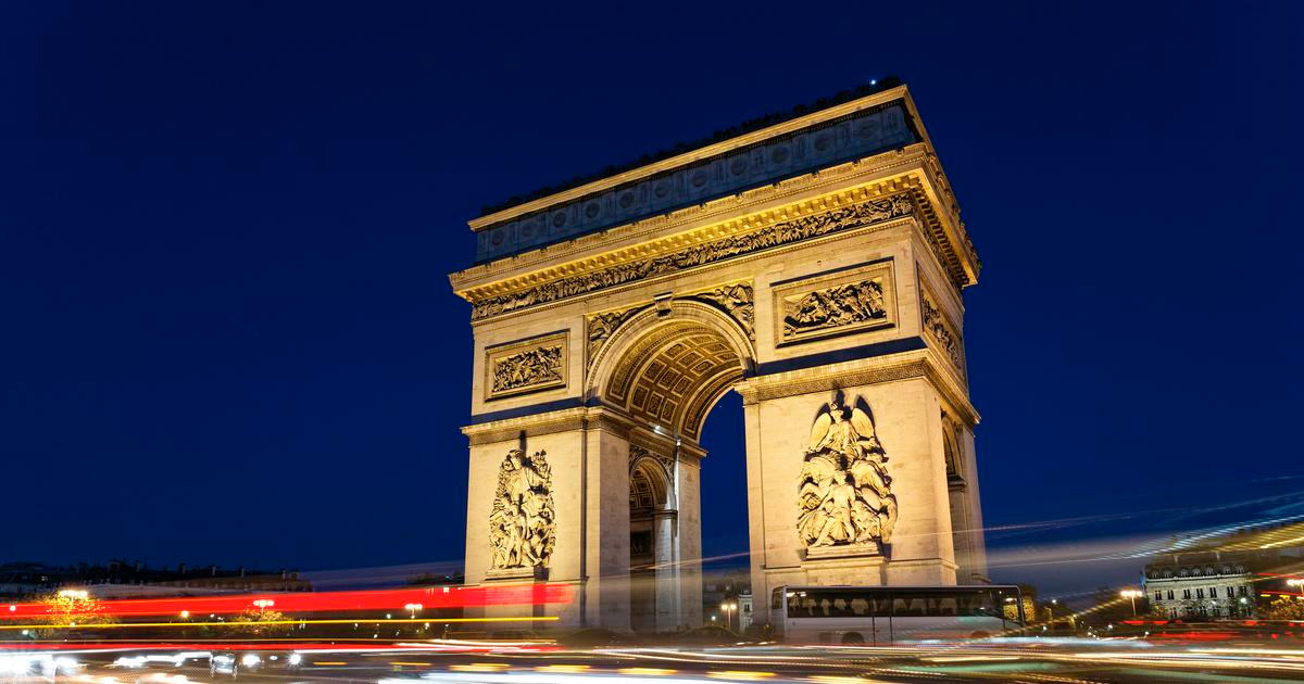 Dvojice mužů se chystala odpálit bombu v centru Paříže. Jeden z nich utekl