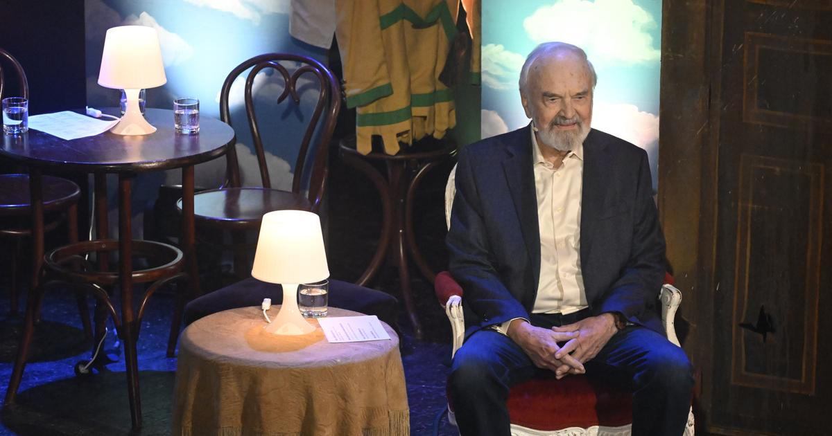 „Ani k stáru nemám o životě páru." Jubilant Svěrák dostal báseň a kalhotky. Přál mu i prezident