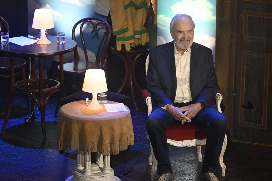 „Ani k stáru nemám o životě páru." Jubilant Svěrák dostal báseň a kalhotky. Přál mu i prezident