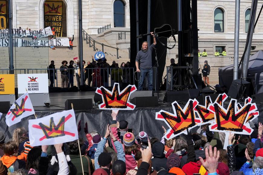 Bruce Springsteen zpívá proti „královi“. Trump čelí masovým protestům, zapojily se miliony lidí Bruce Springsteen zpívá proti „královi“. Trump čelí masovým protestům, zapojily se miliony lidí