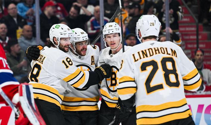 Radost hokejistů Bostonu (zleva Pavel Zacha a David Pastrňák)