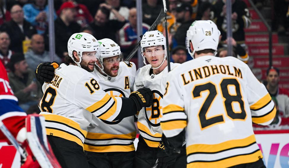 Radost hokejistů Bostonu (zleva Pavel Zacha a David Pastrňák)