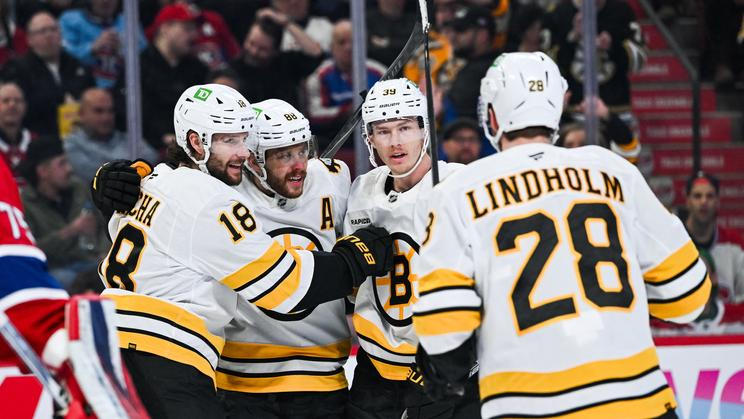Radost hokejistů Bostonu (zleva Pavel Zacha a David Pastrňák)