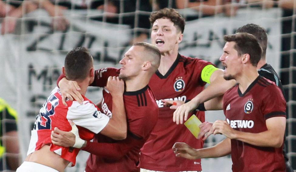 Slavná rozmíška Jana Bořila a Ladislava Krejčího v derby, které má už 130letou historii.