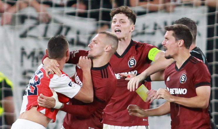 Slavná rozmíška Jana Bořila a Ladislava Krejčího v derby, které má už 130letou historii.