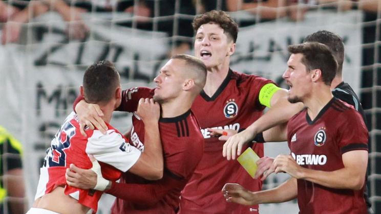 Slavná rozmíška Jana Bořila a Ladislava Krejčího v derby, které má už 130letou historii.