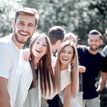 Firemní večer přinesl nečekané odhalení, které změnilo pohled na jednoho z kolegů.