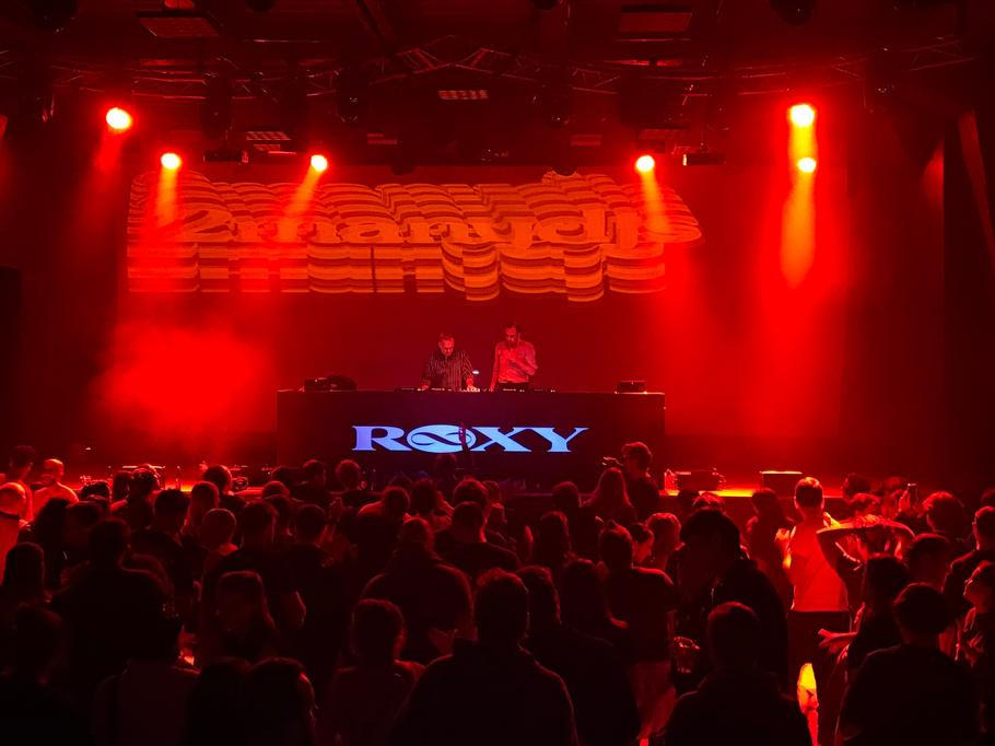 Až do jedné ranní zůstával parket v Roxy poloprázdný, za což nejspíš může i nejednolitý set DJe Macea. Prostor se výrazně zaplnil až chvíli před příchodem 2manydjs.