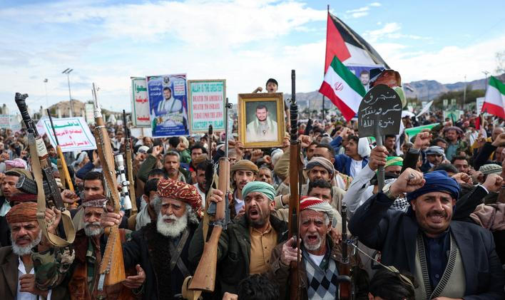 Jemen má extrémně nepřístupný terén a bojovné obyvatelstvo, ozbrojen je nejméně každý druhý Jemenec. Snímek stoupenců povstaleckých Húsíú demonstrujících v jemenské metropoli Saná na podporu Íránu a proti USA a Izraeli je z pátku; 27. března 2026.