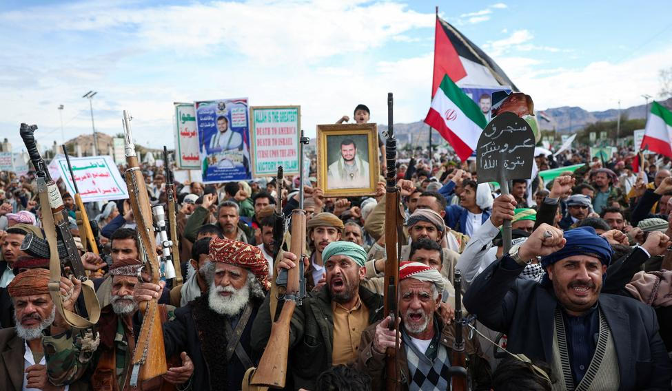 Jemen má extrémně nepřístupný terén a bojovné obyvatelstvo, ozbrojen je nejméně každý druhý Jemenec. Snímek stoupenců povstaleckých Húsíú demonstrujících v jemenské metropoli Saná na podporu Íránu a proti USA a Izraeli je z pátku; 27. března 2026.