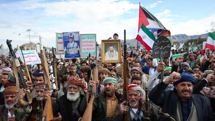 Jemen má extrémně nepřístupný terén a bojovné obyvatelstvo, ozbrojen je nejméně každý druhý Jemenec. Snímek stoupenců povstaleckých Húsíú demonstrujících v jemenské metropoli Saná na podporu Íránu a proti USA a Izraeli je z pátku; 27. března 2026.