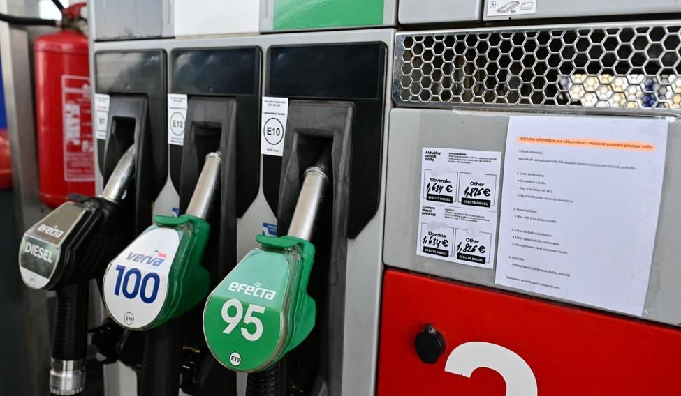 Průměrná cena pohonných hmot u čerpacích stanic v Česku se kvůli bojům na Blízkém východě, které začaly 28. února, dostala v tomto týdnu na nejvyšší úroveň za zhruba tři a půl roku. Nejprodávanější benzin Natural 95 stál ve středu v průměru 41,44 koruny za litr a nafta 47,90 koruny za litr. 