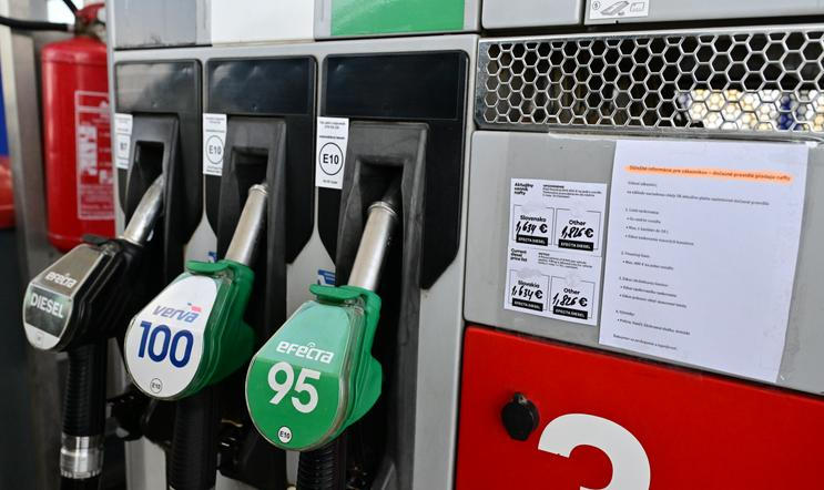 Průměrná cena pohonných hmot u čerpacích stanic v Česku se kvůli bojům na Blízkém východě, které začaly 28. února, dostala v tomto týdnu na nejvyšší úroveň za zhruba tři a půl roku. Nejprodávanější benzin Natural 95 stál ve středu v průměru 41,44 koruny za litr a nafta 47,90 koruny za litr. 