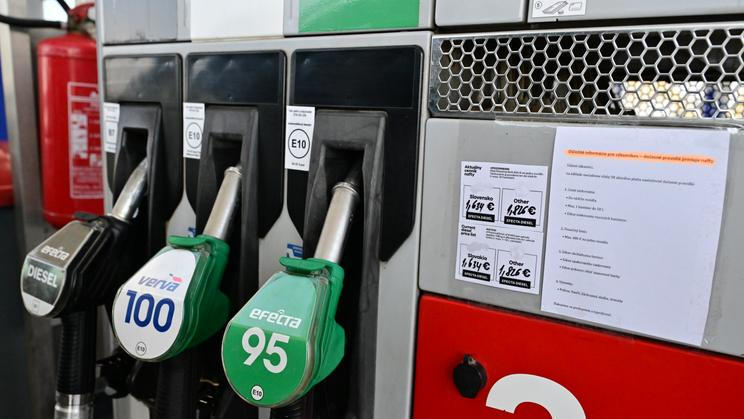 Průměrná cena pohonných hmot u čerpacích stanic v Česku se kvůli bojům na Blízkém východě, které začaly 28. února, dostala v tomto týdnu na nejvyšší úroveň za zhruba tři a půl roku. Nejprodávanější benzin Natural 95 stál ve středu v průměru 41,44 koruny za litr a nafta 47,90 koruny za litr. 