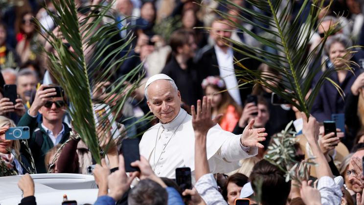 Ježíše nelze používat pro ospravedlňování jakékoliv války, připomenul papež Lev XIV. na Svatopetrském náměstí ve Vatikánu před desítkami tisíc věřících, kteří si přišli připomenout Květnou neděli; 29. března 2026.