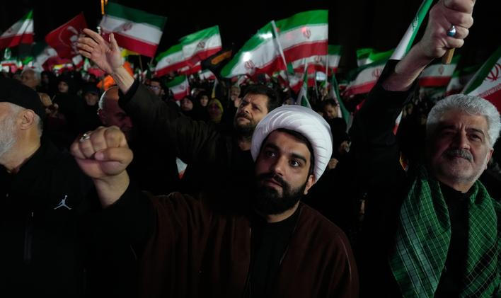 "Nepřítel (USA) veřejně mluví o mírových jednáních, přitom tajně plánuje pozemní útoky," prohlásil v neděli předseda íránského parlamentu Mohammad Bágher Ghálíbáf. Snímek je z ze středeční demonstrace proti Izraeli a Spojeným státům v Teheránu.