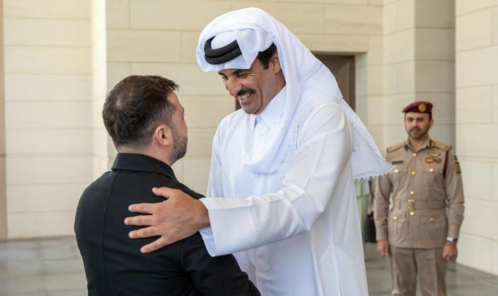 Katarský emír, šajch Tamím bin Hamad Ál Thání se vítá s ukrajinským prezidentem Volodymyrem Zelenským, s nímž se v sobotu dohodl na spolupráci v oblasti obrany. Týkají se například výměny poznatků ohledně protiraketové a protidronové obrany nebo technologické spolupráce. Po americko-izraelském útoku na Írán jsou země v regionu terčem útoků íránských dronů, které Teherán po začátku války na Ukrajině dodával Rusku a které později Moskva začala v upravené verzi vyrábět sama v licenci.